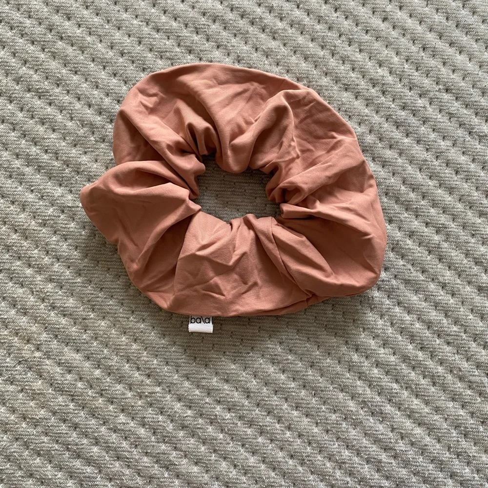 BALA HAIR SCRUNCHIE PINK YOGA
